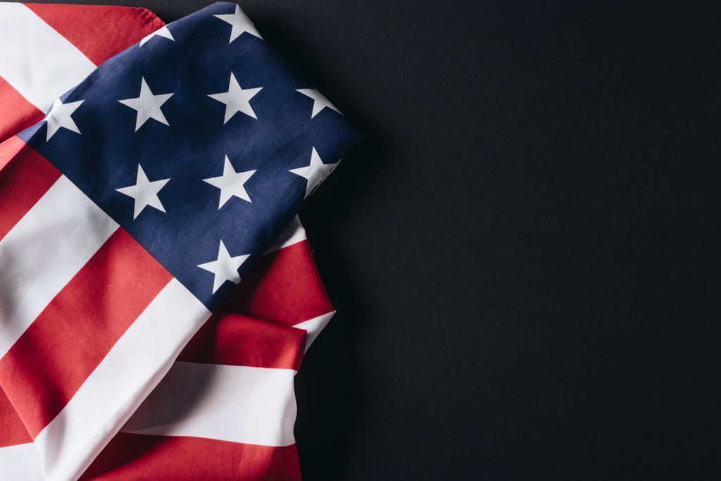 黒 記念日のコンセプトで孤立したアメリカの折り畳まれた国旗 ロイヤリティフリー写真 画像素材