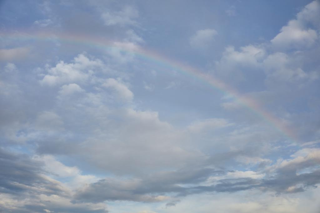 青空の背景と白い雲の虹 ロイヤリティフリー写真 画像素材