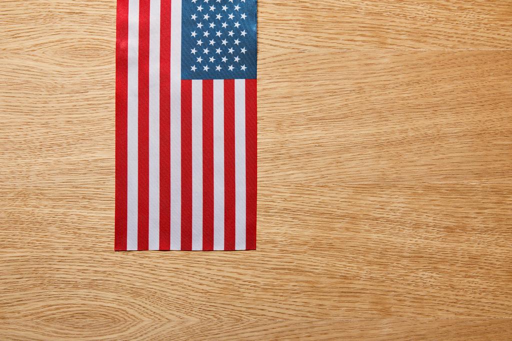 木製ベージュの背景にアメリカ国旗のトップビュー ロイヤリティフリー写真 画像素材