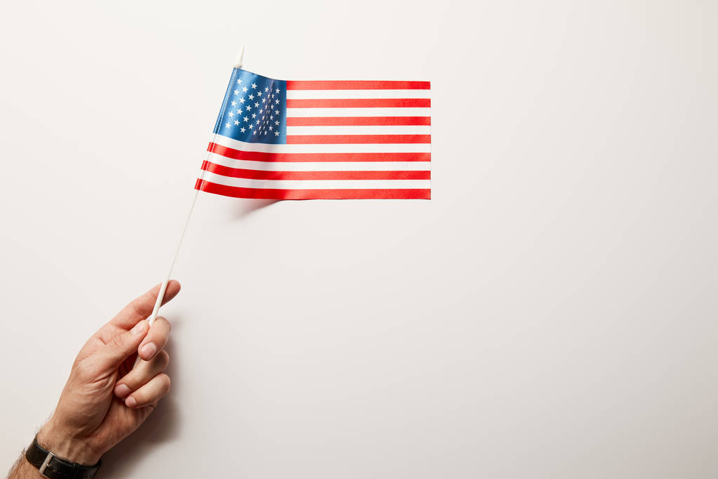 白い背景にアメリカの旗を持つ男のトップビュー ロイヤリティフリー写真 画像素材