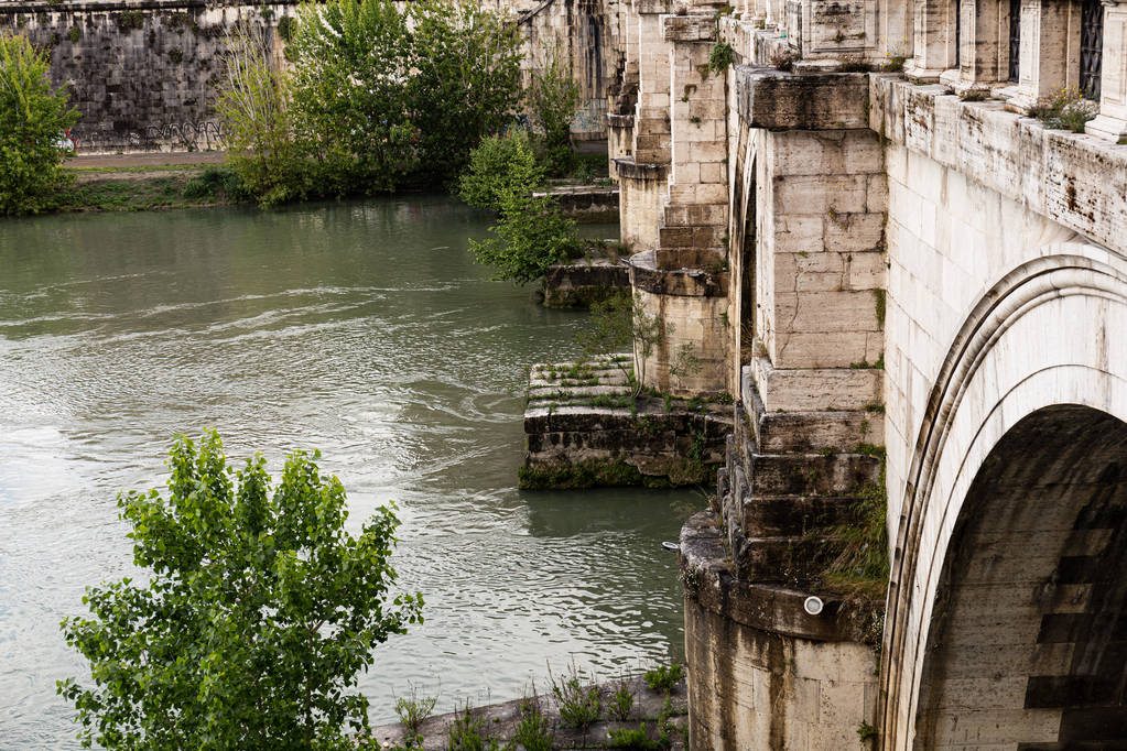 ローマ イタリア 19年6月28日 古い橋の下の川ティベル ロイヤリティフリー写真 画像素材