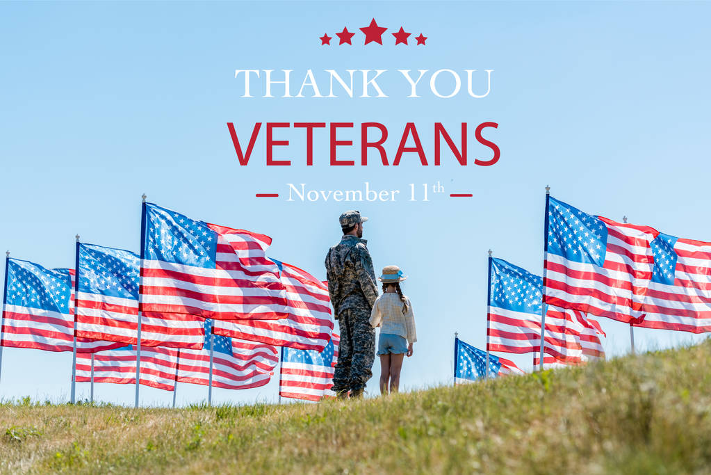 退役軍人のイラストをありがとうアメリカの旗の近くに娘と一緒に立っている軍服の男 ロイヤリティフリー写真 画像素材