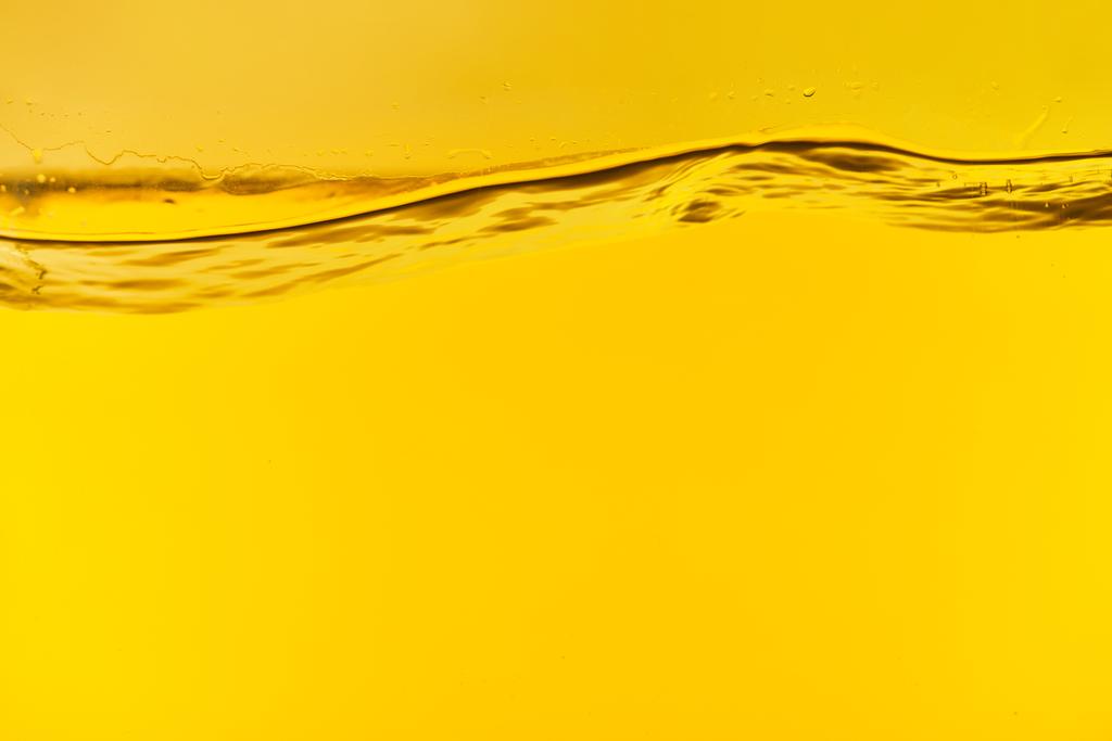 黄色の明るい背景に波状の透明な淡水 ロイヤリティフリー写真 画像素材