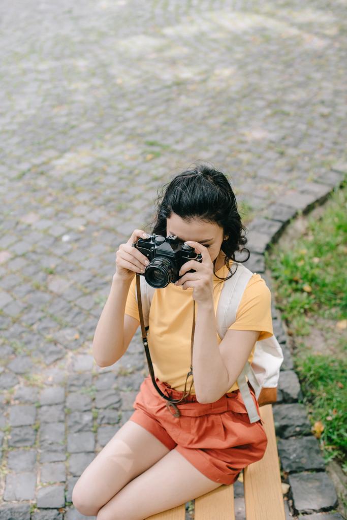外のデジタルカメラで写真を撮る女の子のオーバーヘッドビュー ロイヤリティフリー写真 画像素材