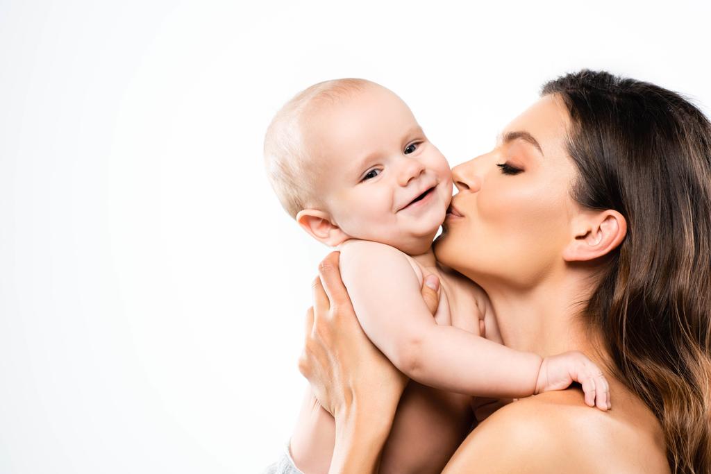 裸の母親がかわいい赤ちゃんとキスしている姿を ロイヤリティフリー写真 画像素材