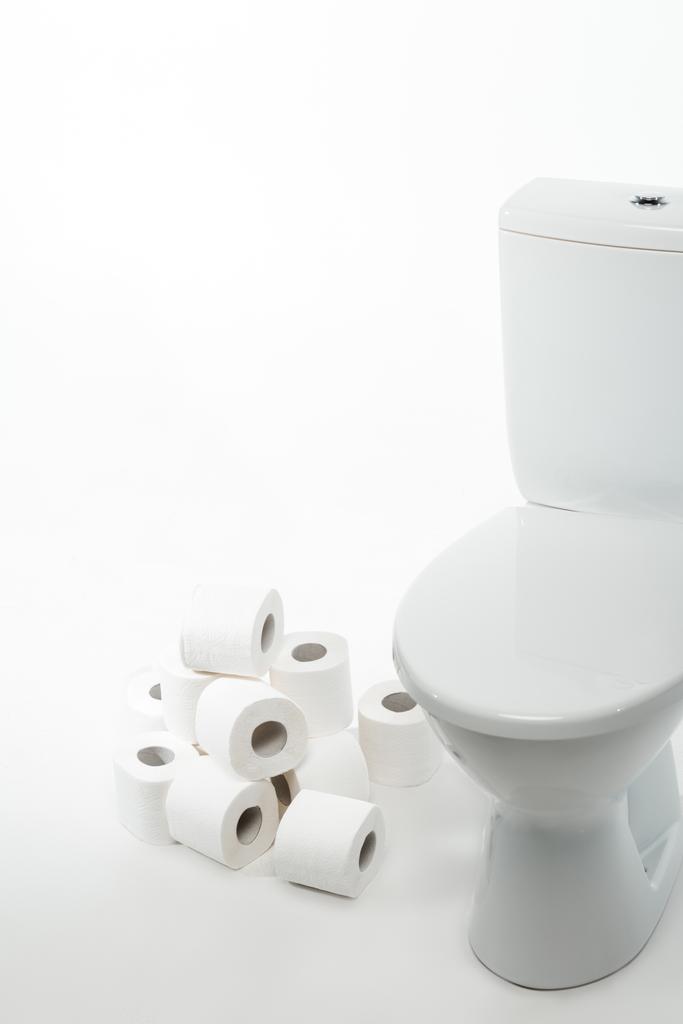 Photos Et Images De Stock Libres De Droits De Bol De Toilette En Ceramique Propre Avec Rouleaux De Papier Toilette Sur Fond Blanc