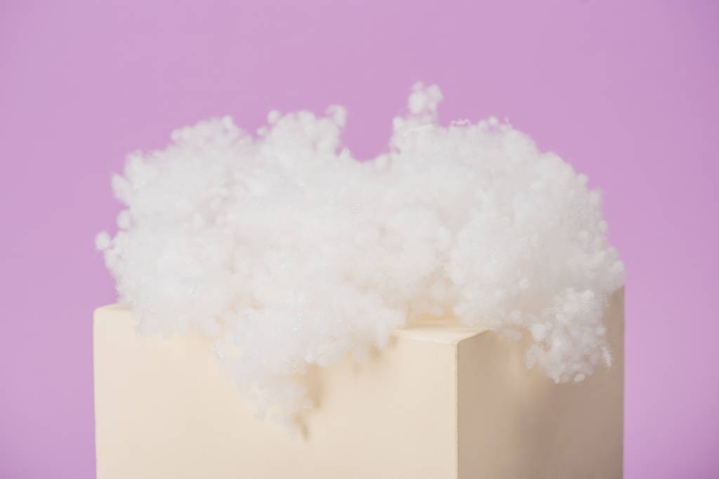 紫色の背景に孤立した立方体に綿毛で作られた白いふわふわの雲 ロイヤリティフリー写真 画像素材