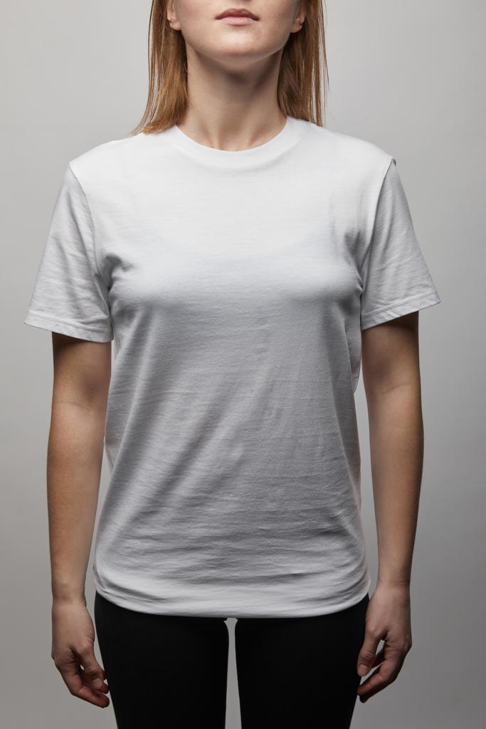 白地に白のtシャツを着た女性のクロップドビュー ロイヤリティフリー写真 画像素材