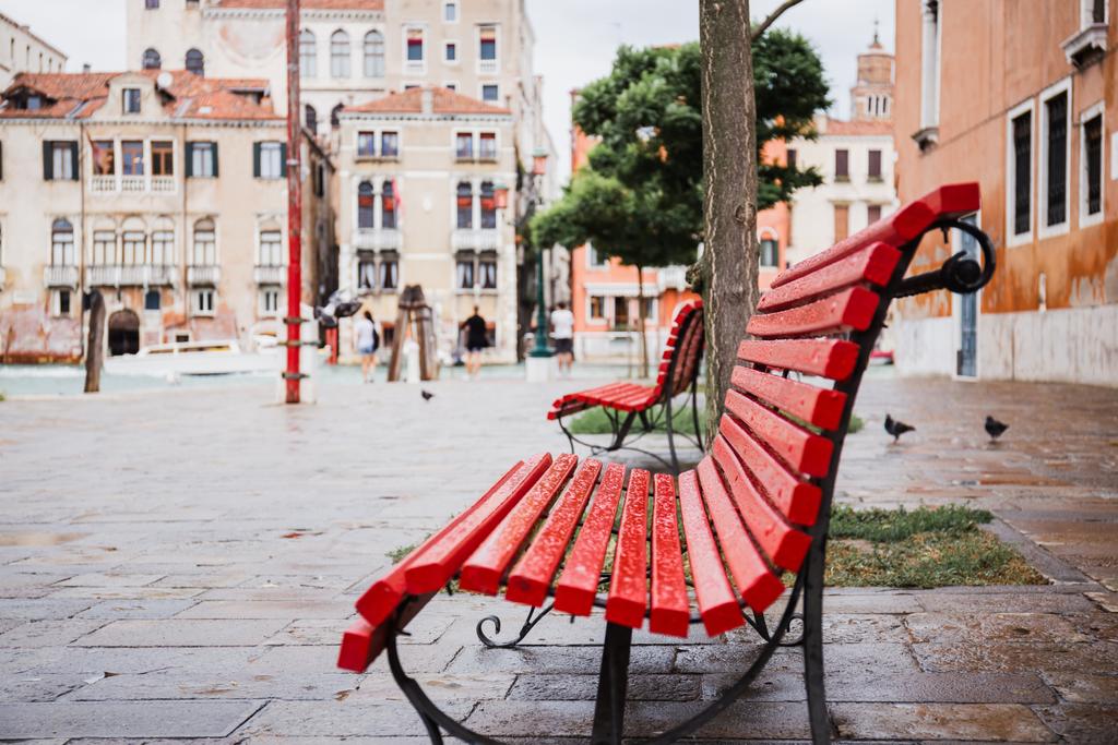 イタリアのヴェネツィアを背景に赤のベンチや古代の建物の選択的な焦点 ロイヤリティフリー写真 画像素材