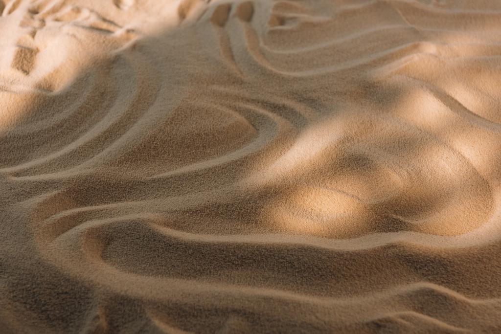 太陽光とテクスチャ砂の高角度ビュー ロイヤリティフリー写真 画像素材