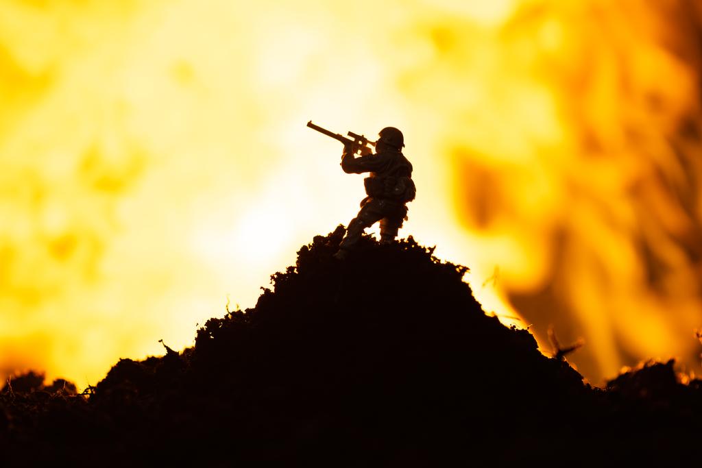 戦場でのおもちゃの戦士との戦闘シーンと背景での火災 ロイヤリティフリー写真 画像素材