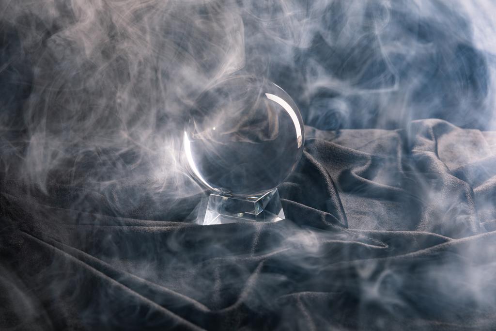 暗い背景に煙と繊維上のクリスタルボール ロイヤリティフリー写真 画像素材