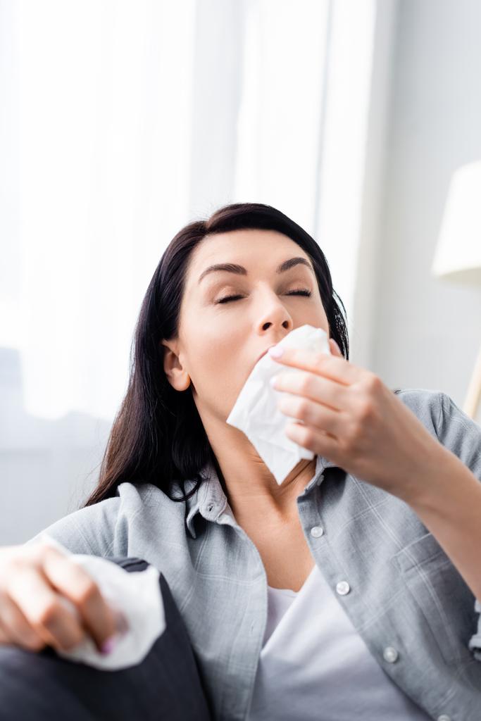 アレルギーのある女性がナプキンをくしゃみや持ち ロイヤリティフリー写真 画像素材