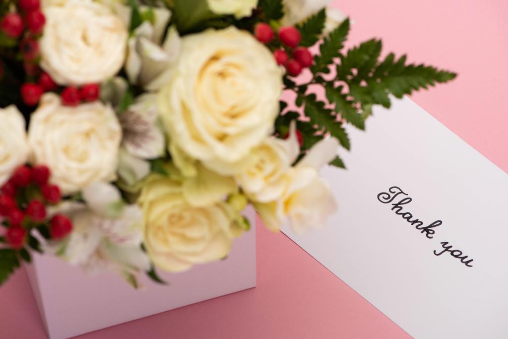 お祝いのお祝いのギフトボックスの花束の選択的な焦点ピンクの背景にグリーティングカードありがとうございます ロイヤリティフリー写真 画像素材