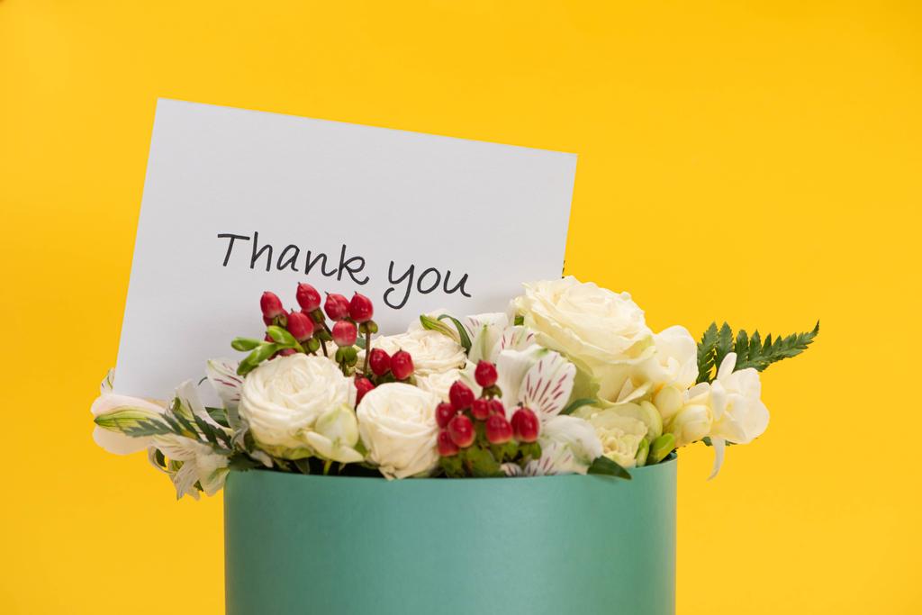 花の花束ギフトボックスでありがとうございます黄色に隔離されたグリーティングカード ロイヤリティフリー写真 画像素材