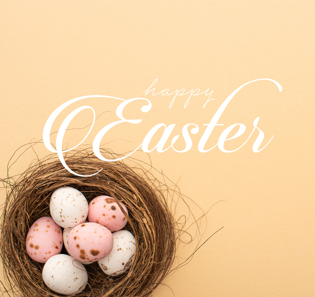 ピンクと白のウズラの卵の上から見たベージュの背景と幸せなイースターイラスト ロイヤリティフリー写真 画像素材