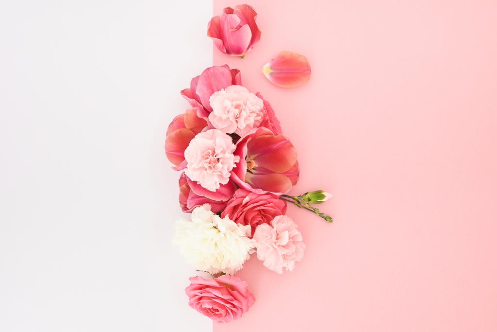 コピースペースのある白とピンクの背景の春の花のトップビュー ロイヤリティフリー写真 画像素材