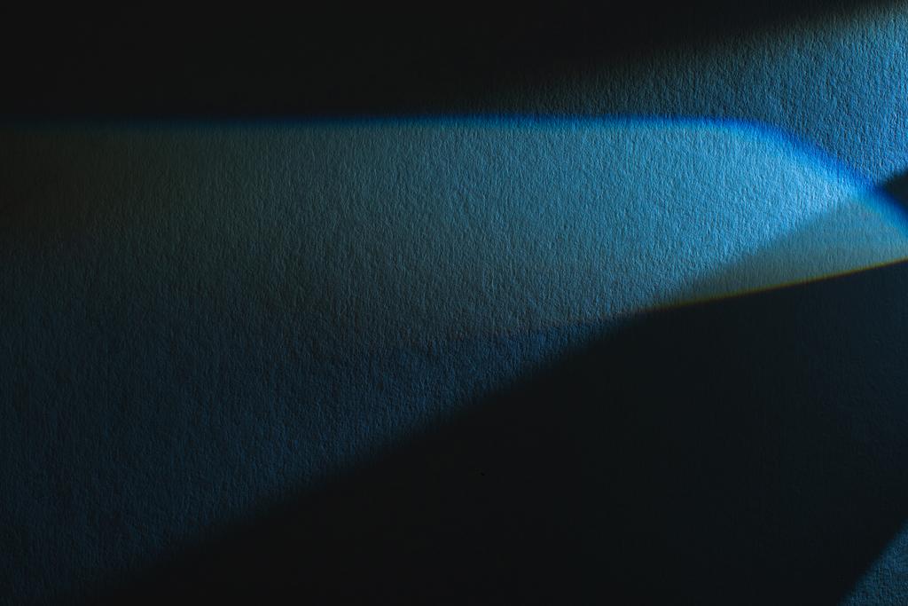 青と黒のテクスチャを背景に光のプリズム ロイヤリティフリー写真 画像素材
