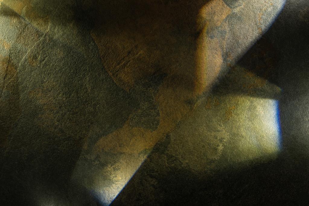 暗い石の質感を背景にした光のプリズム ロイヤリティフリー写真 画像素材