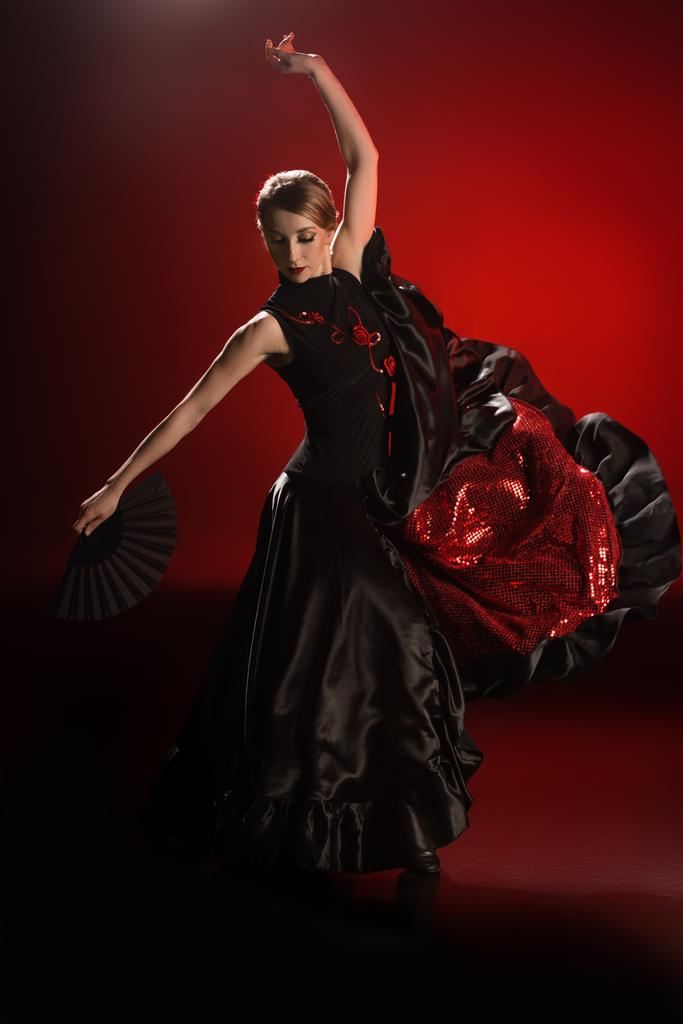 可愛いフラメンコの踊り手が赤いダンスをしながら ロイヤリティフリー写真 画像素材