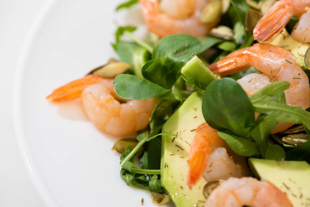 新鮮な緑のサラダとエビとアボカドを皿の上で間近に見られます ロイヤリティフリー写真 画像素材