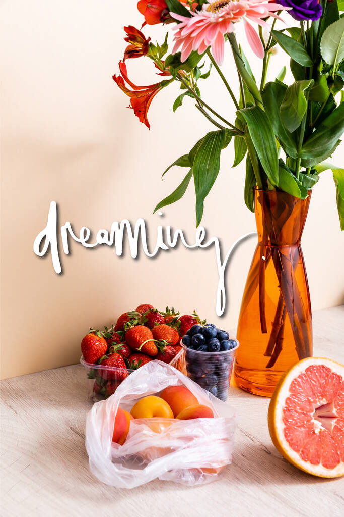 ベージュの夢のようなレタリングに近いベリー グレープフルーツ アプリコットの花と果物の組成物 ロイヤリティフリー写真 画像素材