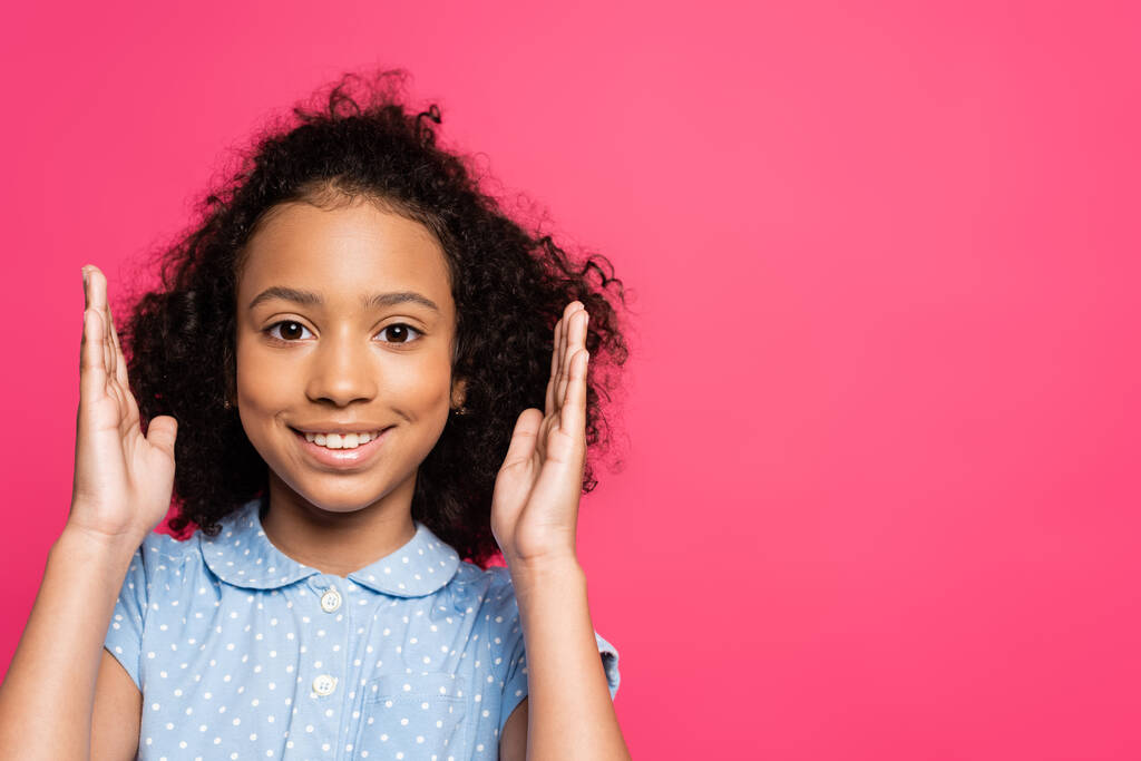 可愛いアフリカ系アメリカ人の子供を笑顔でピンクに孤立した顔で ロイヤリティフリー写真 画像素材