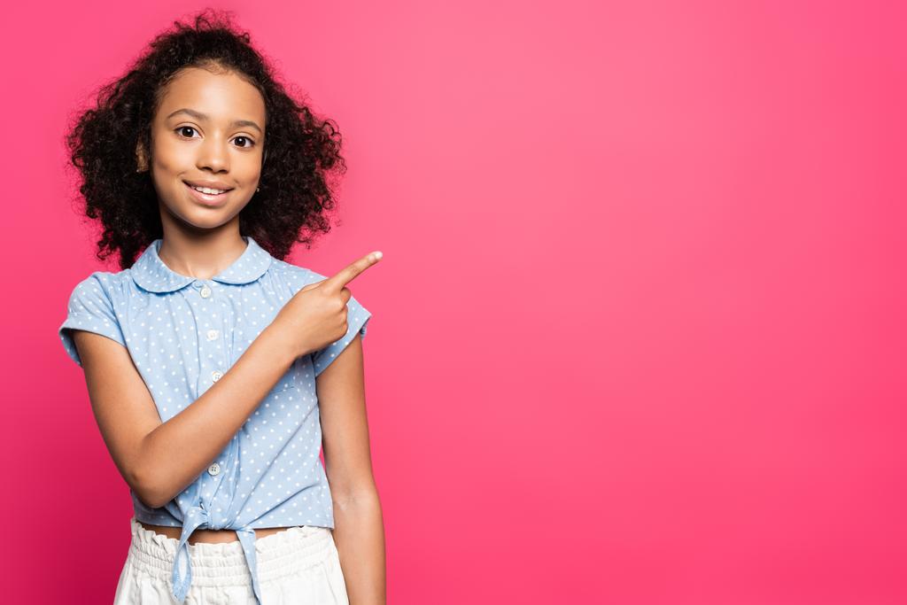 可愛いです可愛いですアフリカ系アメリカ人の子供を指差す指の脇ピンク ロイヤリティフリー写真 画像素材