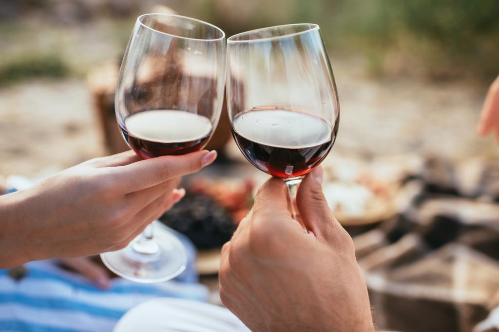赤ワインとカップルクリンクグラスの選択的焦点 ロイヤリティフリー写真 画像素材