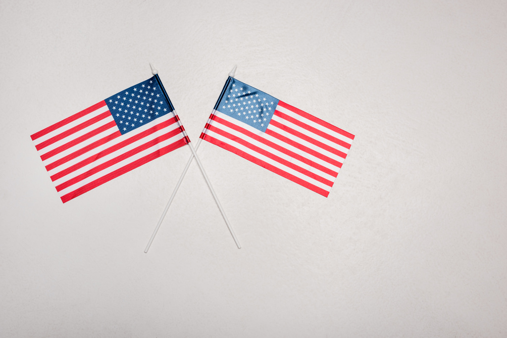 灰色の背景にアメリカ国旗のトップビュー ロイヤリティフリー写真 画像素材