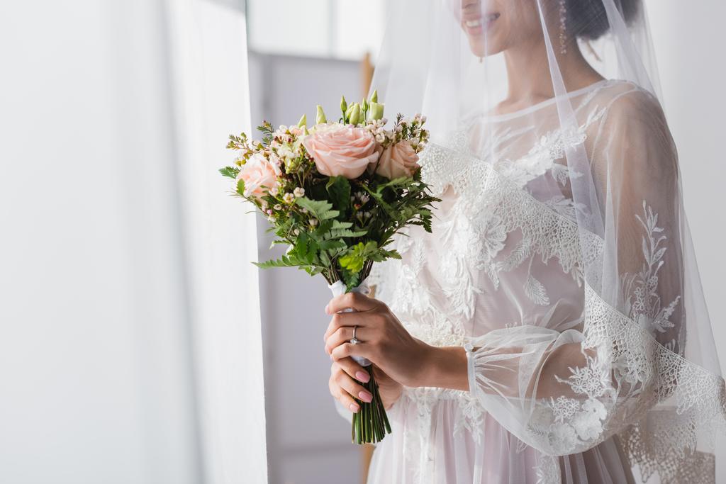 結婚式の花束を持ったアフリカ系アメリカ人花嫁の ロイヤリティフリー写真 画像素材