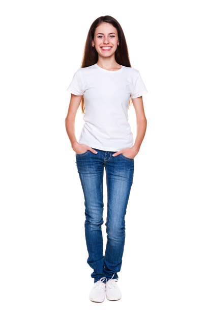 Девушка в джинсах и белой футболке