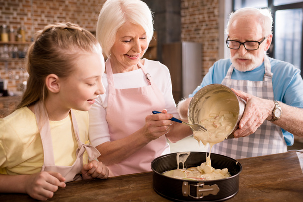 бабушки и дедушки готовят вместе  - Фото, изображение