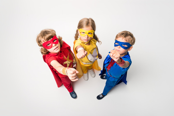 Rennen Seizoen Doornen Schattige Kinderen In Superheld Kostuums Geïsoleerd Op rechtenvrije foto en  stockafbeelding