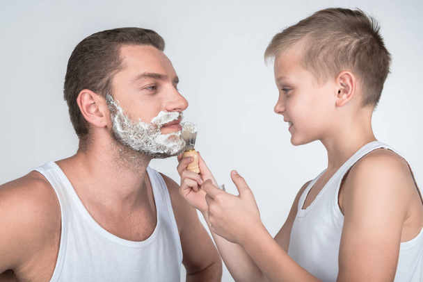 Как отец бреет киску дочери