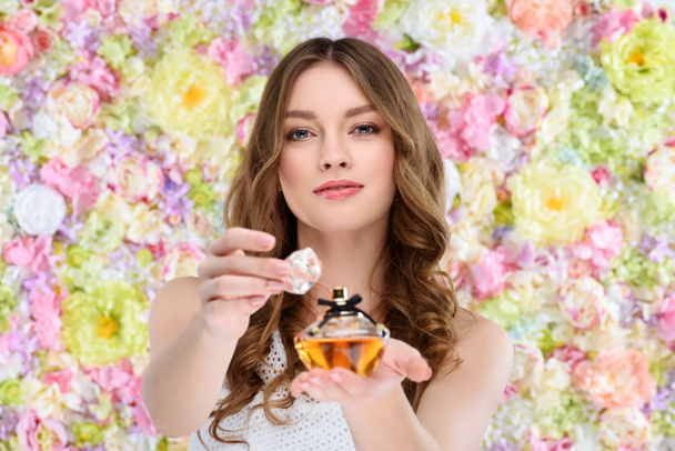 花の背景に香水の女性オープン ボトルのショットをトリミング ロイヤリティフリー写真 画像素材