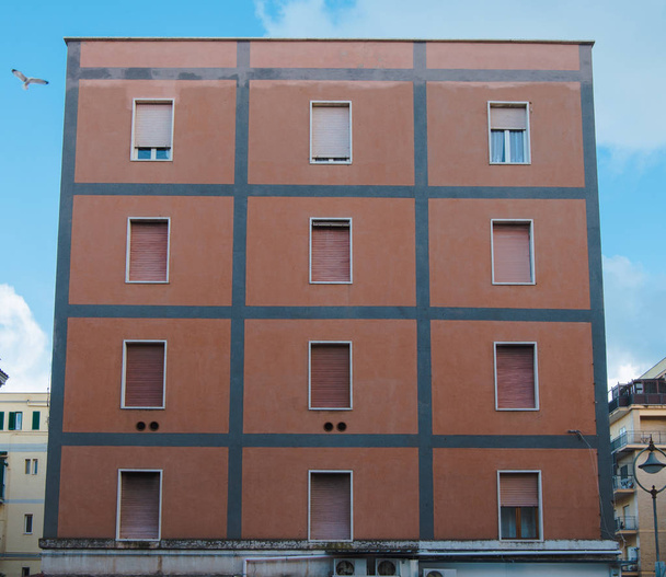 ヨーロッパのイタリア アンツィオ 青い空の下の鎧戸付きの窓と建物 ロイヤリティフリー写真 画像素材