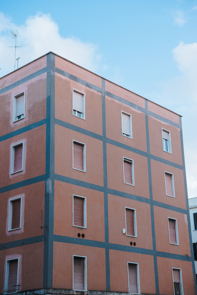ヨーロッパのイタリア アンツィオ 青い空の下の鎧戸付きの窓と建物 ロイヤリティフリー写真 画像素材