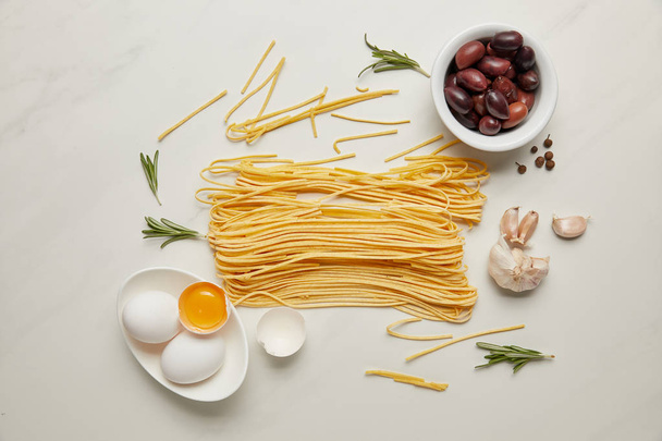 Platte Lat Met Italiaanse Pasta Ingrediënten rechtenvrije foto stockafbeelding