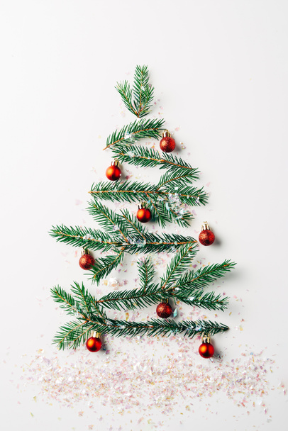 光る白い背景の上で祝いクリスマス ツリーとして飾られた緑の松の枝の上から見る ロイヤリティフリー写真 画像素材