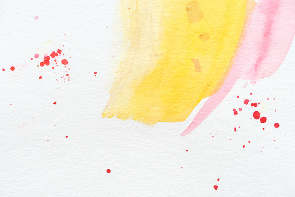 赤飛び散っと黄色とピンクの水彩ストロークと抽象的な背景 ロイヤリティフリー写真 画像素材