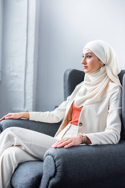 ülés szép muzulmán nő)