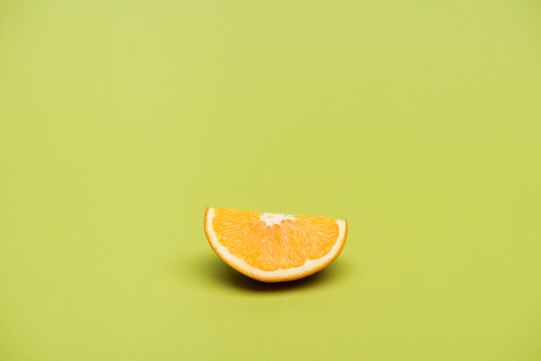 緑の背景に新鮮な熟したジューシーなオレンジ スライス ロイヤリティフリー写真 画像素材