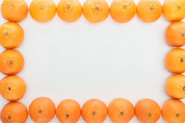 コピー スペースで白い背景に熟したオレンジみかんのフレームの枠線 ロイヤリティフリー写真 画像素材