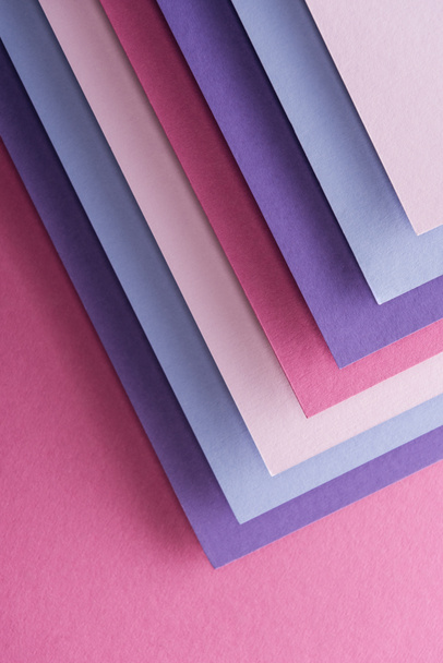 コピー スペースとピンクの背景に紙の空の青 白 ピンク 紫のシートの上から見る ロイヤリティフリー写真 画像素材