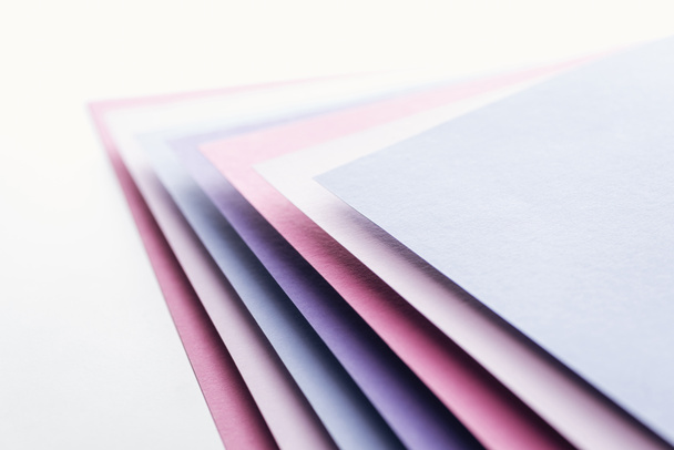 白い背景の上の紙の青 白 ピンク 紫のシート ロイヤリティフリー写真 画像素材