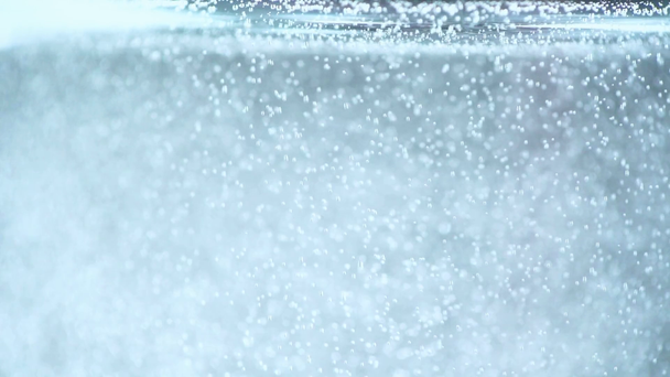 炭酸水で上げる泡のクローズ アップ ストック動画映像