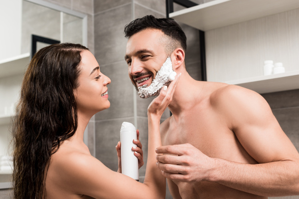 Жена бреет мужу пах