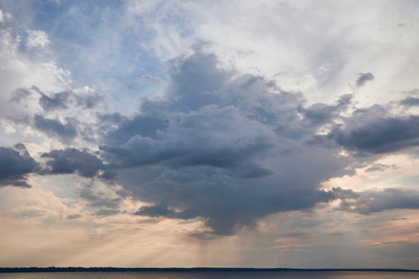 青空の背景に暗い雲と太陽の光 ロイヤリティフリー写真 画像素材