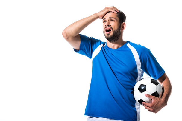白に隔離されたボールでサッカー選手のトレーニングのパノラマショット ロイヤリティフリー写真 画像素材